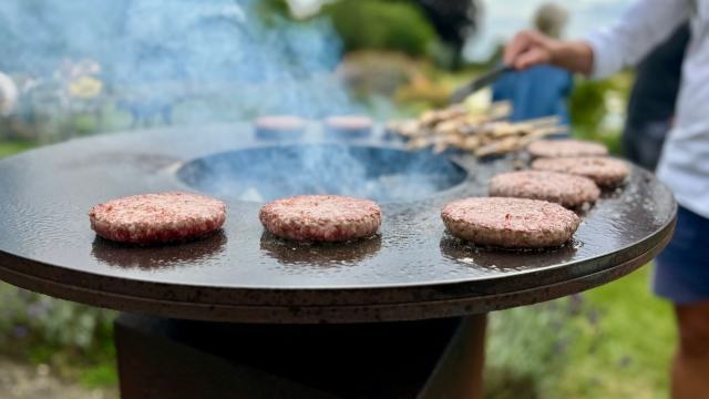 Plancha et barbecue comparés pour les repas en extérieur Plancha et barbecue comparés pour les repas en extérieur